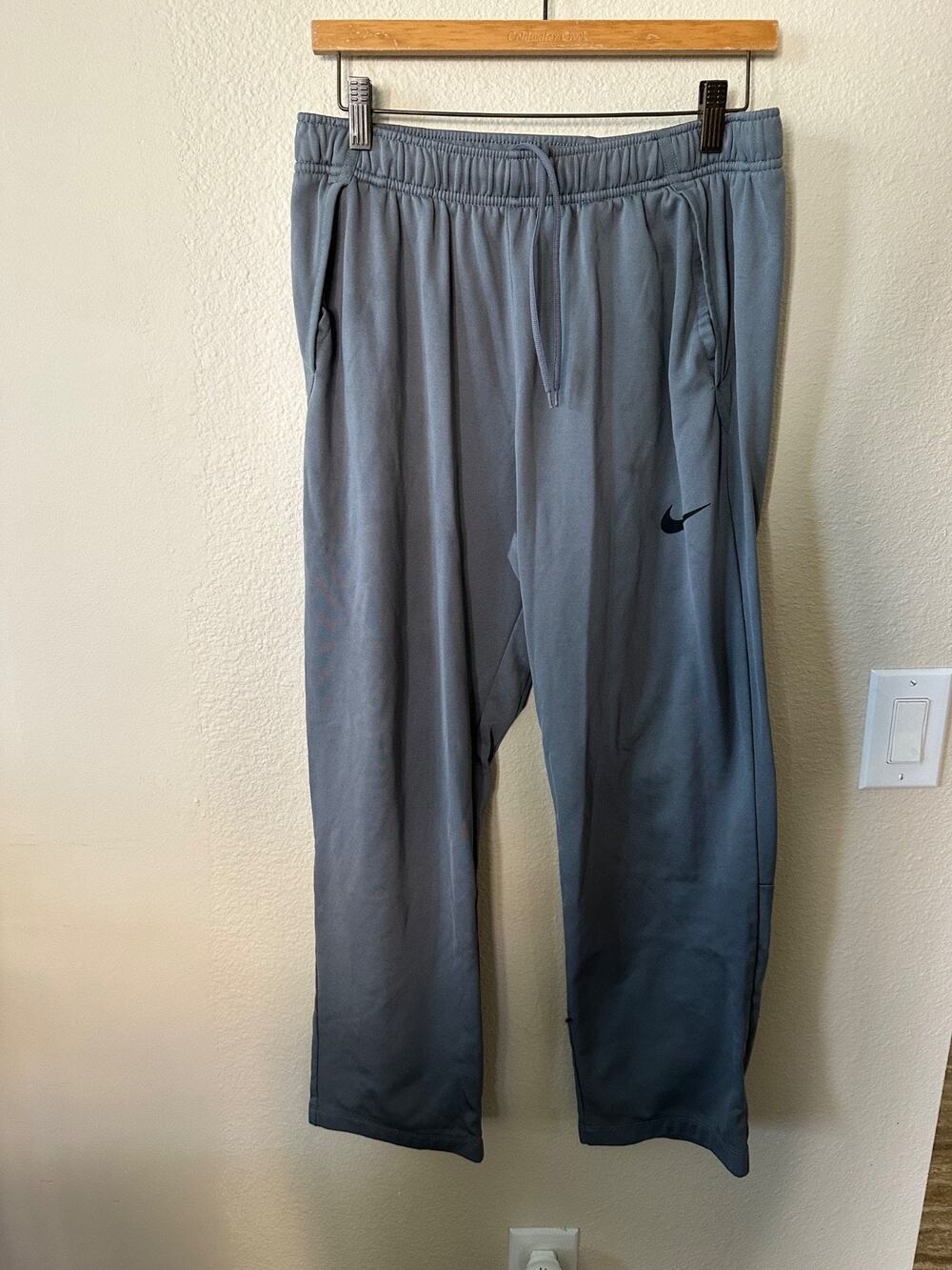 Nike mens dri-fit gray pants size L/ NWOT 1253